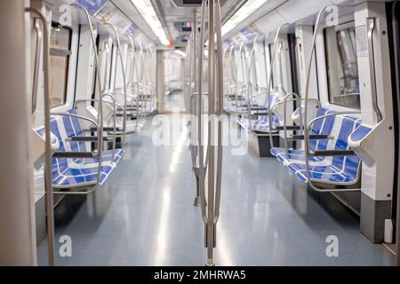 Treno vuoto molto presto la mattina sulla metropolitana a Barcellona, Spagna Foto Stock