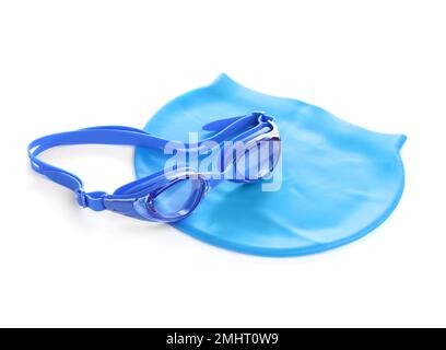 Occhiali da bagno e cappuccio isolati sul bianco. Oggetti da spiaggia Foto Stock