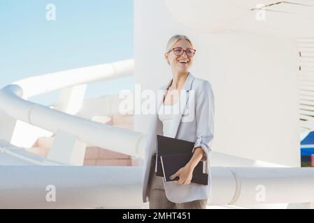 Giovane donna d'affari bionda in un edificio moderno. Foto Stock