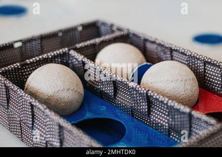 particolare di alcune palle di frontone all'interno di una scatola. pelota basca. formato orizzontale. concetto di sport nei paesi baschi. spagna. Foto Stock