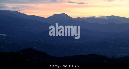 Alba sulla catena montuosa della sierra Tejeda ad Axarquia, Malaga, Andalucía, Spagna Foto Stock