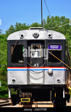 South Elgin, Illinois, Stati Uniti. Un'ex unità sopraelevata CTA che utilizza energia elettrificata in servizio presso il Fox River Trolley Museum. Foto Stock