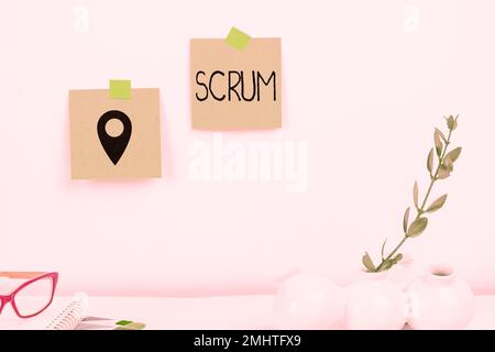 Testo che mostra lo scrum di ispirazione. La scrittura a mano del concetto del Internet come distinta dai caratteri scritti di stampa del gioco Foto Stock