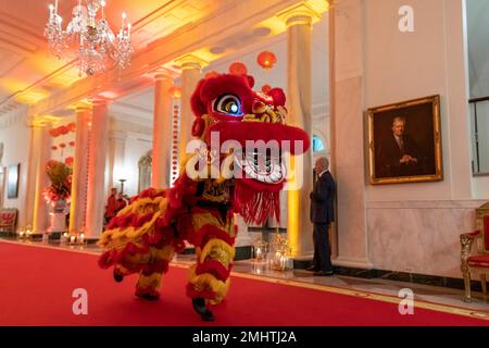 Washington, Stati Uniti d'America. 26th Jan, 2023. Washington, Stati Uniti d'America. 26 gennaio 2023. Gli artisti tradizionali in costume di leone cinese ballano lungo la Cross Hall sulla strada per un ricevimento per celebrare il Capodanno lunare nella East Room della Casa Bianca, il 26 gennaio 2023 a Washington, il presidente DC Biden ha ospitato il primo ricevimento di Capodanno lunare nella Casa Bianca. Credit: Carlos Fyfe/White House Photo/Alamy Live News Foto Stock