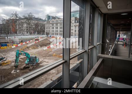 Il sito di costruzione del terminal Euston HS2 di Londra, dove i lavori sono iniziati sei anni fa con oltre £1 miliardi di dollari già spesi. Un'enorme area ad ovest e a nord-ovest della stazione principale esistente è stata ripulita per fare spazio alla ferrovia ad alta velocità, e molte proprietà sono state acquistate. L'inflazione alle stelle significa che la stazione di Euston, riprogettata, potrebbe aprirsi solo nel 2038 e potrebbe essere assestata completamente con treni che si fermano in un nuovo hub a Old Oak Common, nella periferia ovest di Londra. Data immagine: Venerdì 27 gennaio 2023. Foto Stock