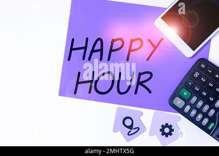 Cartello di testo che mostra l'Happy Hour. Vetrina di business trascorrere del tempo per le attività che ti rende rilassante per un po 'di tempo Foto Stock