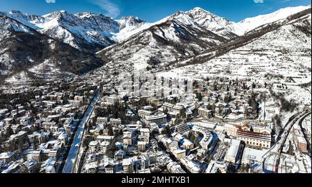 Vista panoramica dall'alto del paese di Bardonecchia, località sciistica delle Alpi occidentali italiane, Piemonte, Italia. Bardonecchia, Italia - Gennaio 2023 Foto Stock