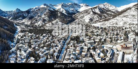 Vista panoramica dall'alto del paese di Bardonecchia, località sciistica delle Alpi occidentali italiane, Piemonte, Italia. Bardonecchia, Italia - Gennaio 2023 Foto Stock