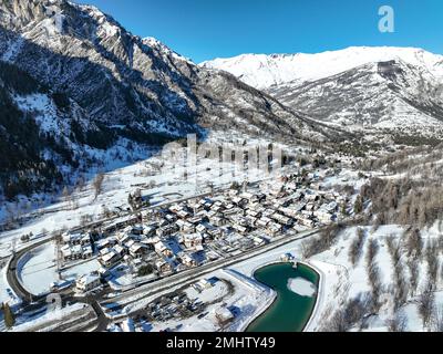 Vista panoramica dall'alto del paese di Bardonecchia, località sciistica delle Alpi occidentali italiane, Piemonte, Italia. Bardonecchia, Italia - Gennaio 2023 Foto Stock