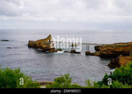 La roccia Vergine nell'oceano atlantico a Rocher de la Vierge nella città di Biarritz Francia Foto Stock