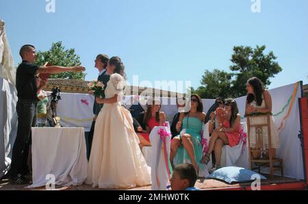 Mock cerimonia di nozze su un galleggiante durante l'annuale Assunzione della Vergine Maria 15 agosto 2013 celebrazioni Lantadilla Spagna Foto Stock