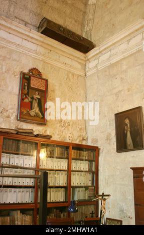 Bara su un alto bordo nel monastero reale di Santa Clara Astudillo Palencia Castilla y León Spagna Foto Stock