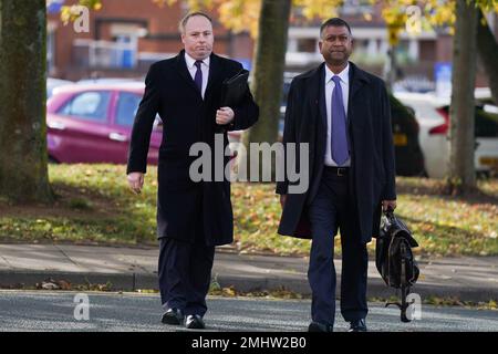 Foto non pubblicata in precedenza datata 17/10/22 di David Mackintosh (a sinistra), l'ex deputato conservatore e leader del Northampton Borough Council, arrivato alla Corte dei Magistrati di Northampton, per affrontare due accuse di non aver fornito informazioni in relazione alle donazioni a un partito politico. Si dice che i reati abbiano avuto luogo nel 2014, mesi dopo che Mackintosh è stato selezionato per combattere la circoscrizione di Northampton South alla fine dell'anno precedente e si riferiscono a nove donazioni. Data immagine: Lunedì 17 ottobre 2022. Foto Stock