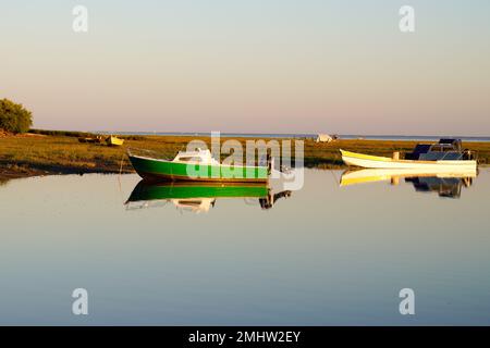 Alba o tramonto sulle piccole barche da pesca al porto di Ares sul Bassin d'Arcachon in Gironde Francia Foto Stock