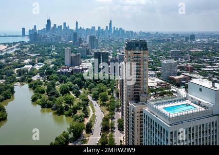 Vista di una piscina sul tetto con lo skyline di Chicago in lontananza durante una giornata estiva. Foto Stock