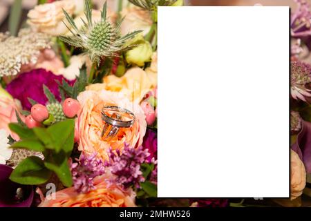 mock-up matrimonio fiori colori bouquet e sposa anelli di sposo con bianco vuoto mockup bianco foglio di carta sfondo Foto Stock