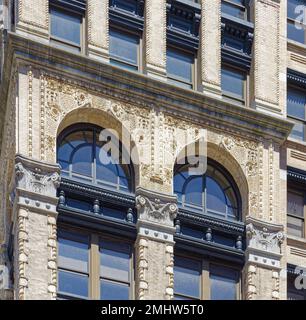 Dettaglio angolo, 19 West 4th Street. L’ex edificio degli uffici fa ora parte del campus della New York University nel Greenwich Village di New York City. Foto Stock