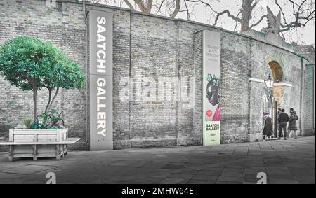 Muro all'esterno del parco che ospita la Saatchi Gallery (una mostra di arte contemporanea) nell'ex sede del Duca di York, Londra. Foto Stock