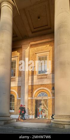 La Saatchi Gallery, una mostra di arte contemporanea, ospitata presso l'ex sede del Duca di York (originariamente una scuola per bambini di soldati) Foto Stock