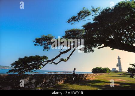 Galle Sri Lanka, vista della parete bassa che racchiude il forte olandese e il suo faro nel quartiere centrale della città vecchia di Galle, Provincia del Sud, Sri Lanka Foto Stock