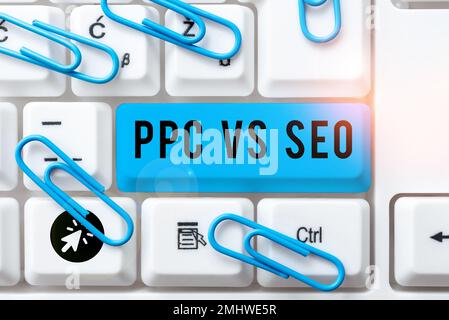 Didascalia di testo che presenta PPC Vs Seo. La foto concettuale paga per lo scatto contro le strategie di ottimizzazione di Search Engine Foto Stock