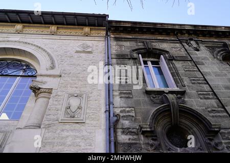 Pulizia esterna lavori di ristrutturazione facciate prima e dopo pulire la casa muro con acqua a pressione industriale all'esterno della facciata Foto Stock