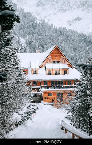 Poprad Lago negli alti Tatra, Slovacchia durante l'inverno. La neve incontaminata e l'atmosfera serena rendono la vista davvero mozzafiato Foto Stock