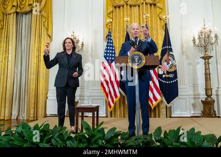 Washington, Stati Uniti d'America. 24 gennaio 2023. Il presidente degli Stati Uniti Joe Biden e il vicepresidente Kamala Harris, partito, alzano un brindisi durante un ricevimento che accoglie i nuovi membri del Congresso 118th nella stanza orientale della Casa Bianca, 24 gennaio 2023 a Washington, D.C. Credit: Erin Scott/White House Photo/Alamy Live News Foto Stock