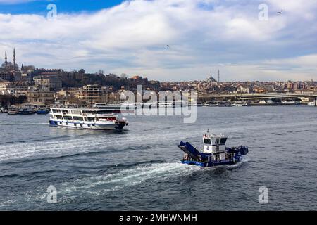 Istanbul, Turchia 22 gennaio 2023 vista del Bosforo dal Ponte Galata sulla costa di Istanbul. Il concetto di turismo e viaggi. Foto Stock