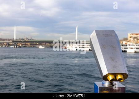 Binocolo turistico sul Ponte Galata di fronte allo stretto del Bosforo di Istanbul. Una piattaforma panoramica per i turisti per osservare il centro storico Foto Stock