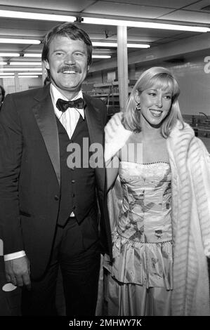 Glen Campbell e Kimberly Woolen all'apertura del torneo di golf Glen Campbell al Century Plaza Hotel il 18 febbraio 1982 credito: Ralph Dominguez/MediaPunch Foto Stock
