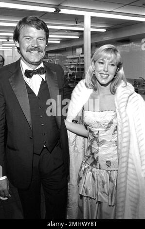 Glen Campbell e Kimberly Woolen all'apertura del torneo di golf Glen Campbell al Century Plaza Hotel il 18 febbraio 1982 credito: Ralph Dominguez/MediaPunch Foto Stock