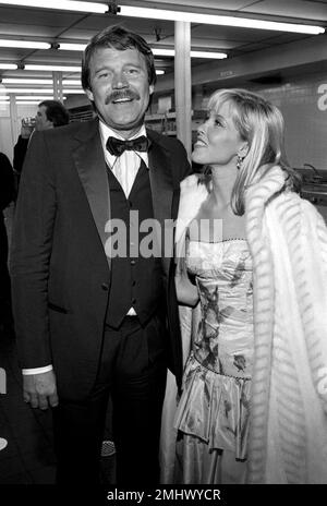 Glen Campbell e Kimberly Woolen all'apertura del torneo di golf Glen Campbell al Century Plaza Hotel il 18 febbraio 1982 credito: Ralph Dominguez/MediaPunch Foto Stock