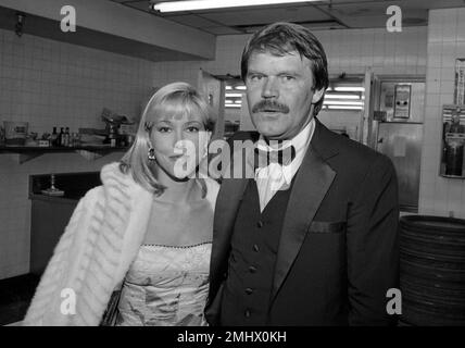 Glen Campbell e Kimberly Woolen all'apertura del torneo di golf Glen Campbell al Century Plaza Hotel il 18 febbraio 1982 credito: Ralph Dominguez/MediaPunch Foto Stock