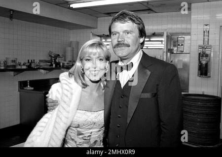 Glen Campbell e Kimberly Woolen all'apertura del torneo di golf Glen Campbell al Century Plaza Hotel il 18 febbraio 1982 credito: Ralph Dominguez/MediaPunch Foto Stock
