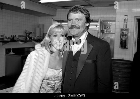 Glen Campbell e Kimberly Woolen all'apertura del torneo di golf Glen Campbell al Century Plaza Hotel il 18 febbraio 1982 credito: Ralph Dominguez/MediaPunch Foto Stock