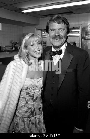 Glen Campbell e Kimberly Woolen all'apertura del torneo di golf Glen Campbell al Century Plaza Hotel il 18 febbraio 1982 credito: Ralph Dominguez/MediaPunch Foto Stock