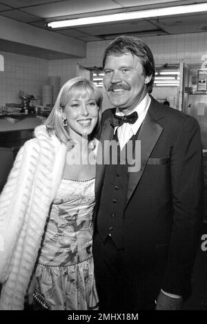Glen Campbell e Kimberly Woolen all'apertura del torneo di golf Glen Campbell al Century Plaza Hotel il 18 febbraio 1982 credito: Ralph Dominguez/MediaPunch Foto Stock