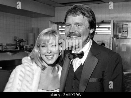 Glen Campbell e Kimberly Woolen all'apertura del torneo di golf Glen Campbell al Century Plaza Hotel il 18 febbraio 1982 credito: Ralph Dominguez/MediaPunch Foto Stock