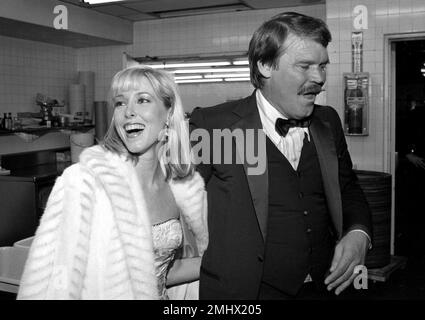 Glen Campbell e Kimberly Woolen all'apertura del torneo di golf Glen Campbell al Century Plaza Hotel il 18 febbraio 1982 credito: Ralph Dominguez/MediaPunch Foto Stock