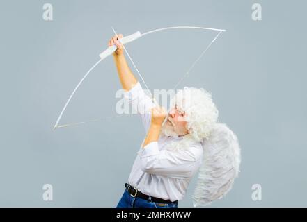 Angelo maschio che punta verso l'alto con arco e freccia. Febbraio 14. San Valentino. Frecce d'amore. Cupido. Foto Stock