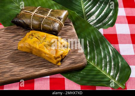 Tamale tipico cibo colombiano avvolto in foglie di Banana Foto Stock