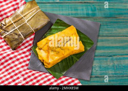 Tamale tipico cibo colombiano avvolto in foglie di Banana Foto Stock