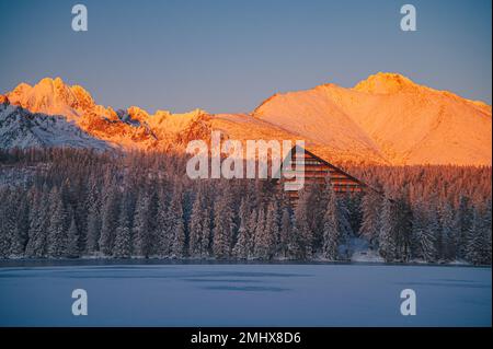 Un paese delle meraviglie invernali negli alti Tatra, visto dal lago Strbske pleso all'alba. Foto Stock