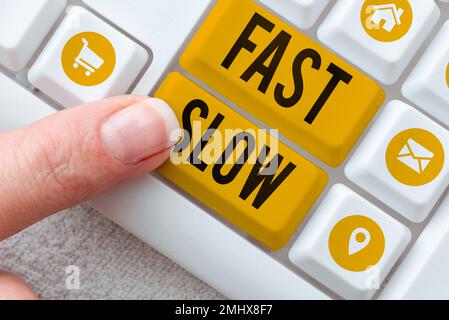 Scrittura testo visualizzato Fast Slow. Parola scritta sullo spostamento o sull'avanzamento con una velocità maggiore o minore del solito Foto Stock