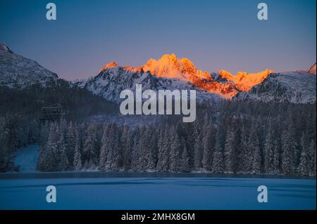 Gli alti Tatra al loro più tranquillo, visto dal lago Strbske pleso in una frizzante mattinata invernale Foto Stock