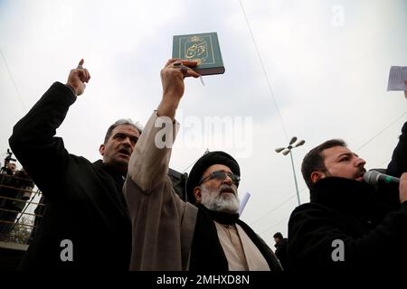 Teheran, Teheran, Iran. 27th Jan, 2023. Un ecclesiastico iraniano tiene un Corano durante una protesta contro la bruciatura di un Corano a Stoccolma a Teheran, in Iran, il 27 gennaio 2023. Rasmus Paludan, politico di estrema destra svedese-danese, ha dato fuoco a una copia del libro sacro musulmano di fronte all'ambasciata turca nella capitale svedese. Molti paesi musulmani hanno detto di essere indignati dalla bruciatura del Corano, che il primo ministro svedese Ulf Kristersson ha condannato come 'fortemente irrispettoso' (Credit Image: © Rouzbeh Fouladi/ZUMA Press Wire) SOLO PER USO EDITORIALE! Non per USO commerciale! Credit: ZUMA Press, i Foto Stock