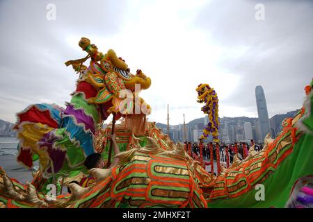 Hong Kong, Cina. 27th Jan, 2023. Una troupe di danza leone si esibisce per celebrare il Festival di Primavera al Victoria Harbor di Hong Kong, nel sud della Cina, il 27 gennaio 2023. Credit: Lui Siu Wai/Xinhua/Alamy Live News Foto Stock