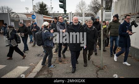 Torino, Italia. 27 gennaio 2023. Stefano Bonaccini, candidato alla segreteria del PD (Partito democratico), lascia la fabbrica di Mirafiori dopo il cambio turno. Le elezioni primarie del PD si terranno il 26 febbraio e vedranno Stefano Bonaccini, Gianni Cuperlo, Paola De Micheli ed Elly Schlein sfidare il ruolo di segretario nazionale. Credit: Nicolò campo/Alamy Live News Foto Stock