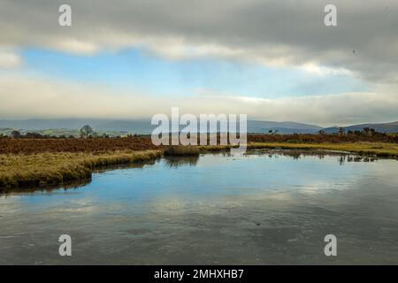 Su Frozen Pond - grande stagno su Mynydd Illtyd Common nel Brecon Beacons National Park South Wales in inverno Foto Stock